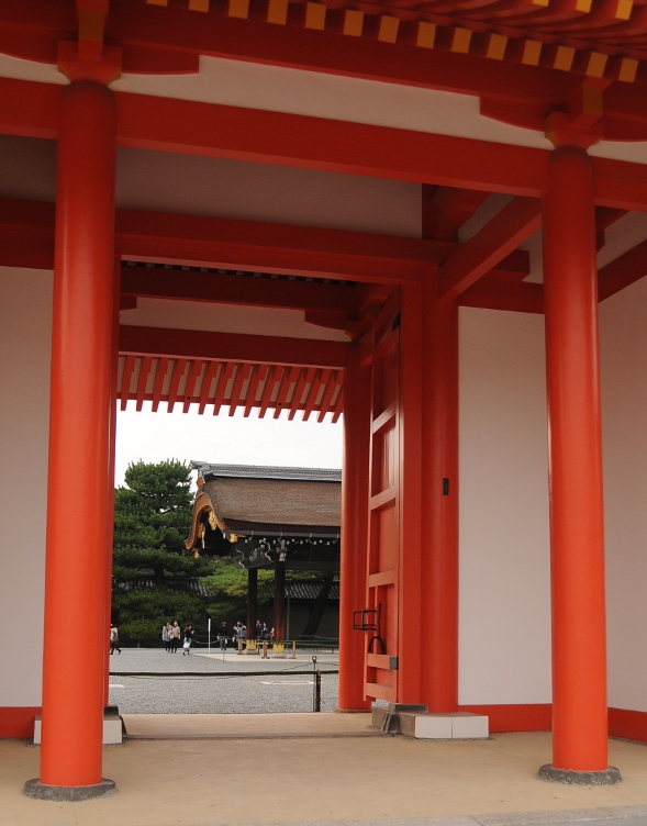 newest part of gosho seen through a gate of the oldest