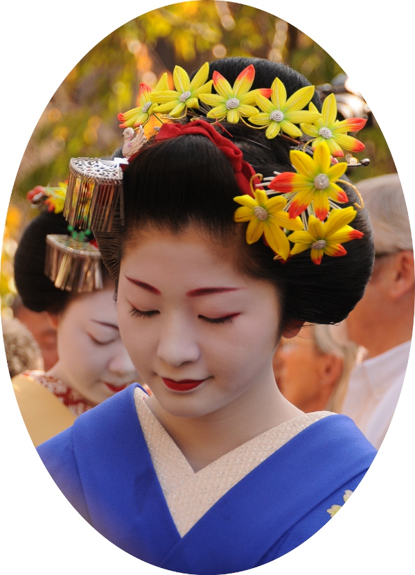 a typical maiko hairdo with lots of ornaments. 