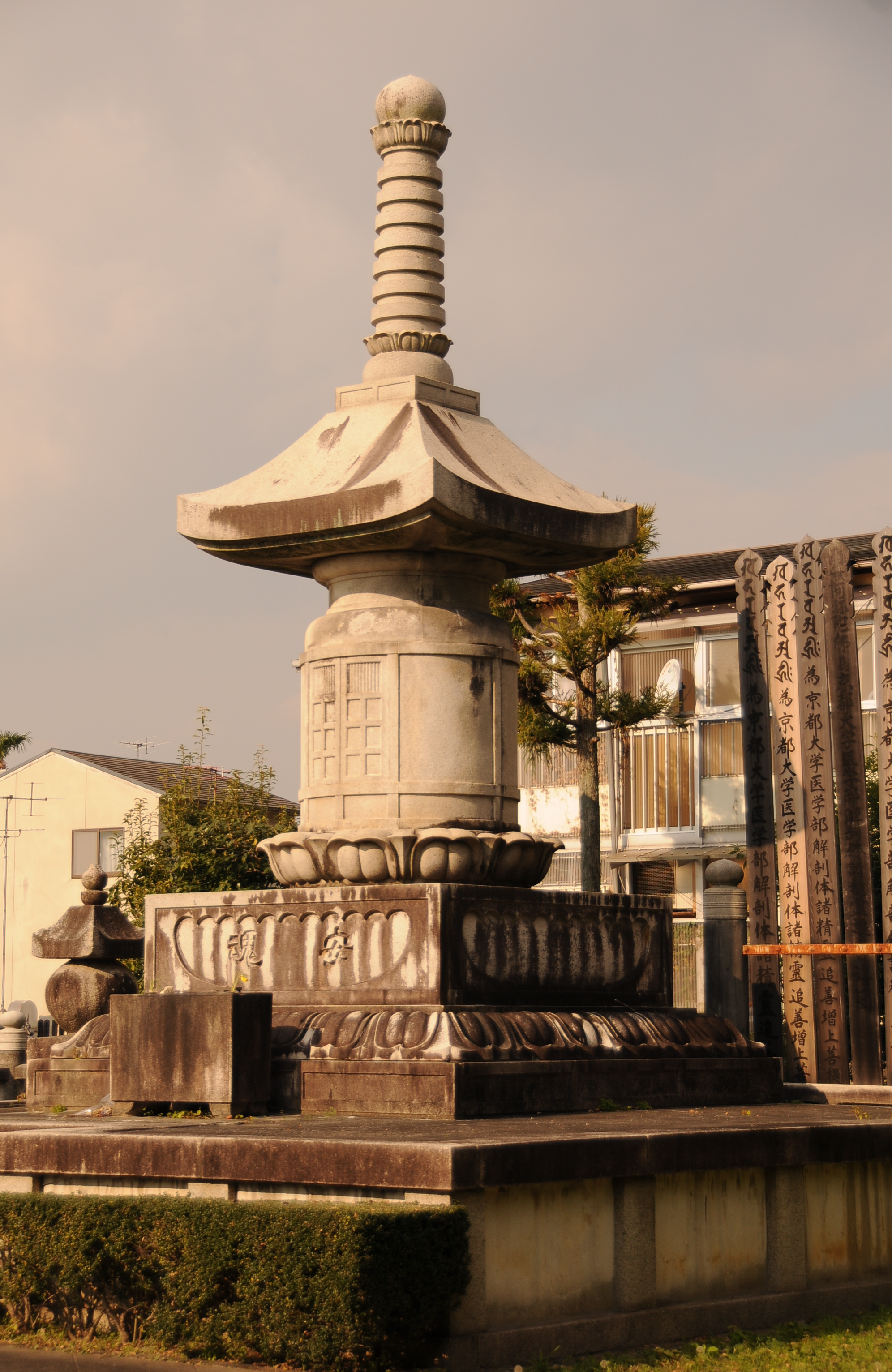 memorial/tomb of Kyodai, closer