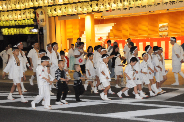 Row of children in front of the mikoshi