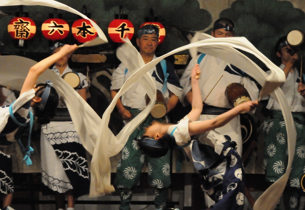 women depicting maiko