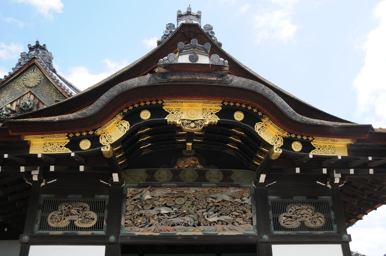entrance gate to ninomaru palace in nijo-jo