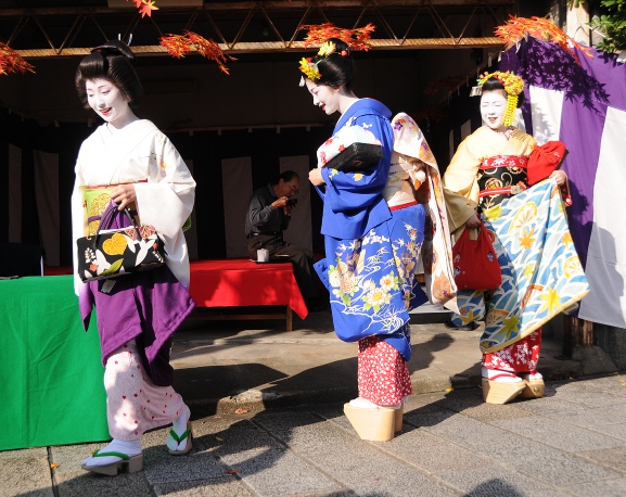 Maiko and Geisha - spot the difference
