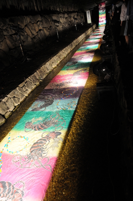A dyed band of silk, decorated with shrimp flowing through the river