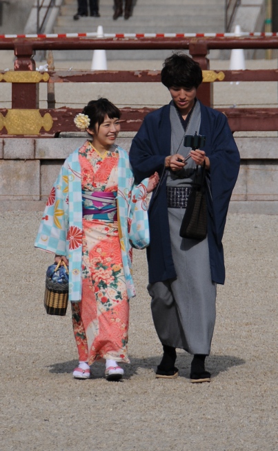 couple in kimono at heian shrine