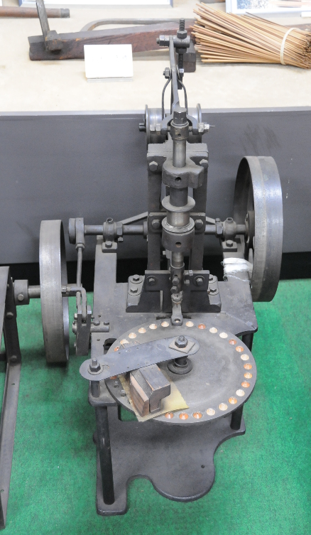 Machine to make soroban beads