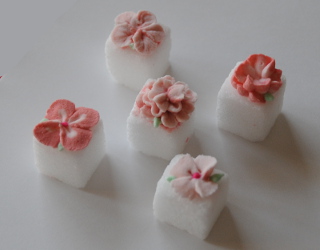 sugar lumps with sugar flowes on top
