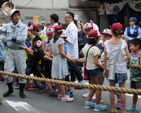 Kids before the trial pulling of the Hokahoko. 