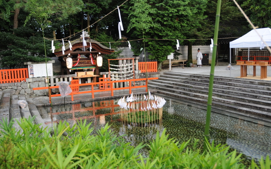 A circle of arrows in the Mitarashi Pond of Shimogamo Shrine
