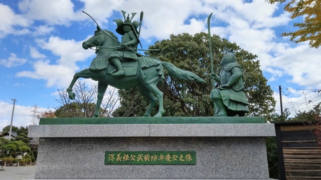 Yoshitsune and Benkei monument
